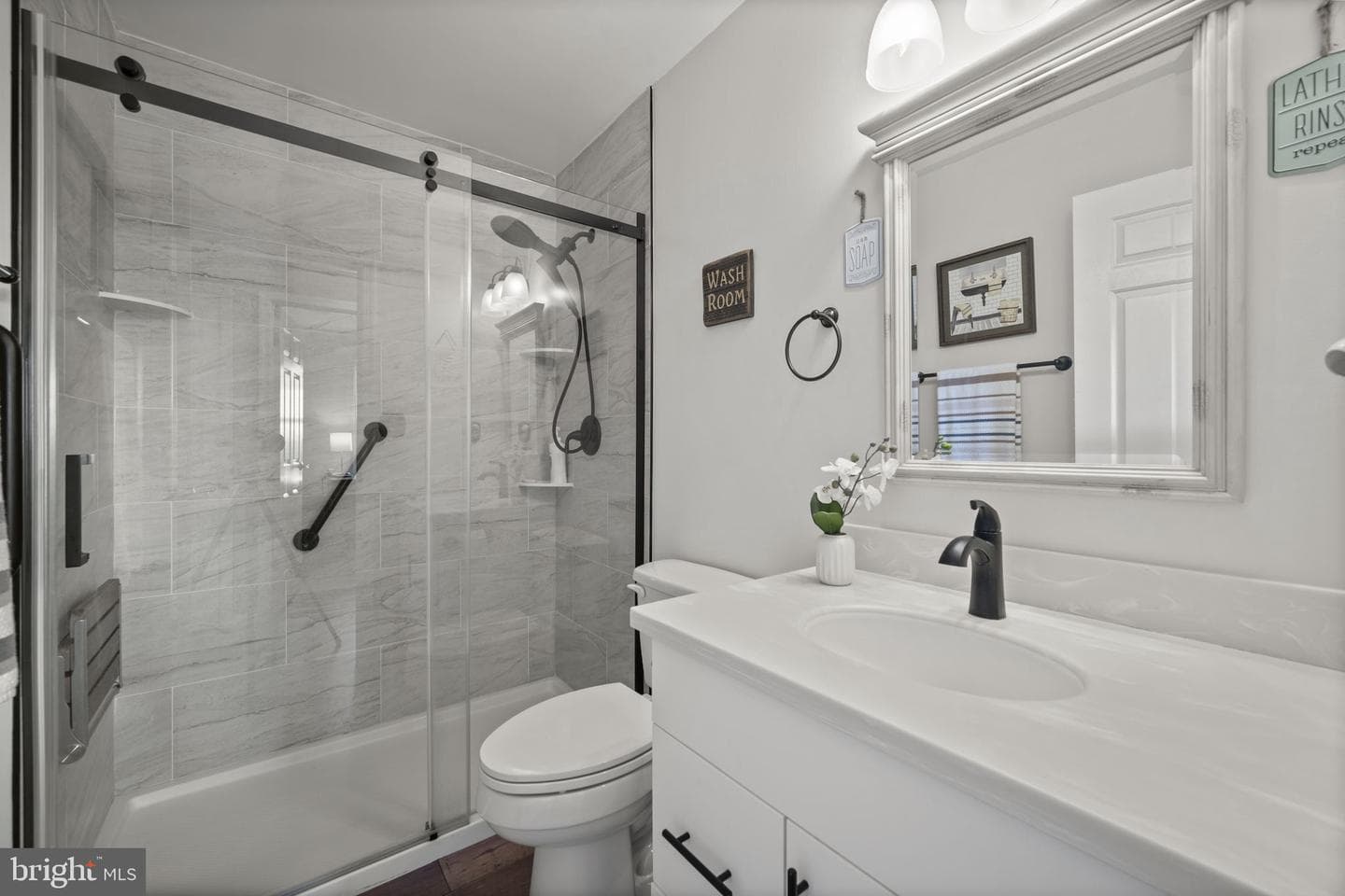 418 London Court photo 24