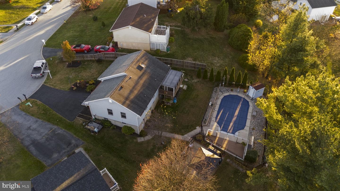 418 London Court photo 3