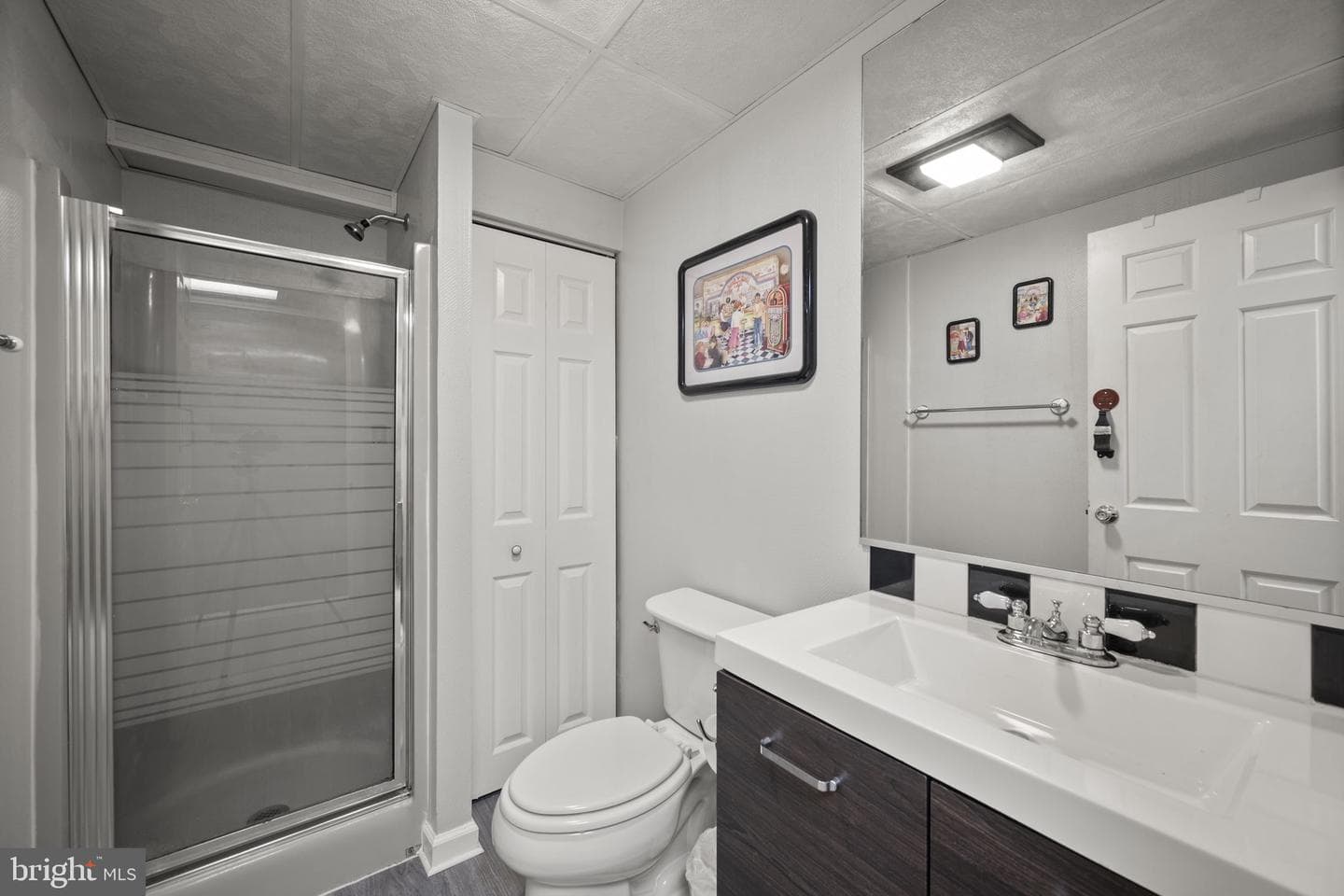 418 London Court photo 42