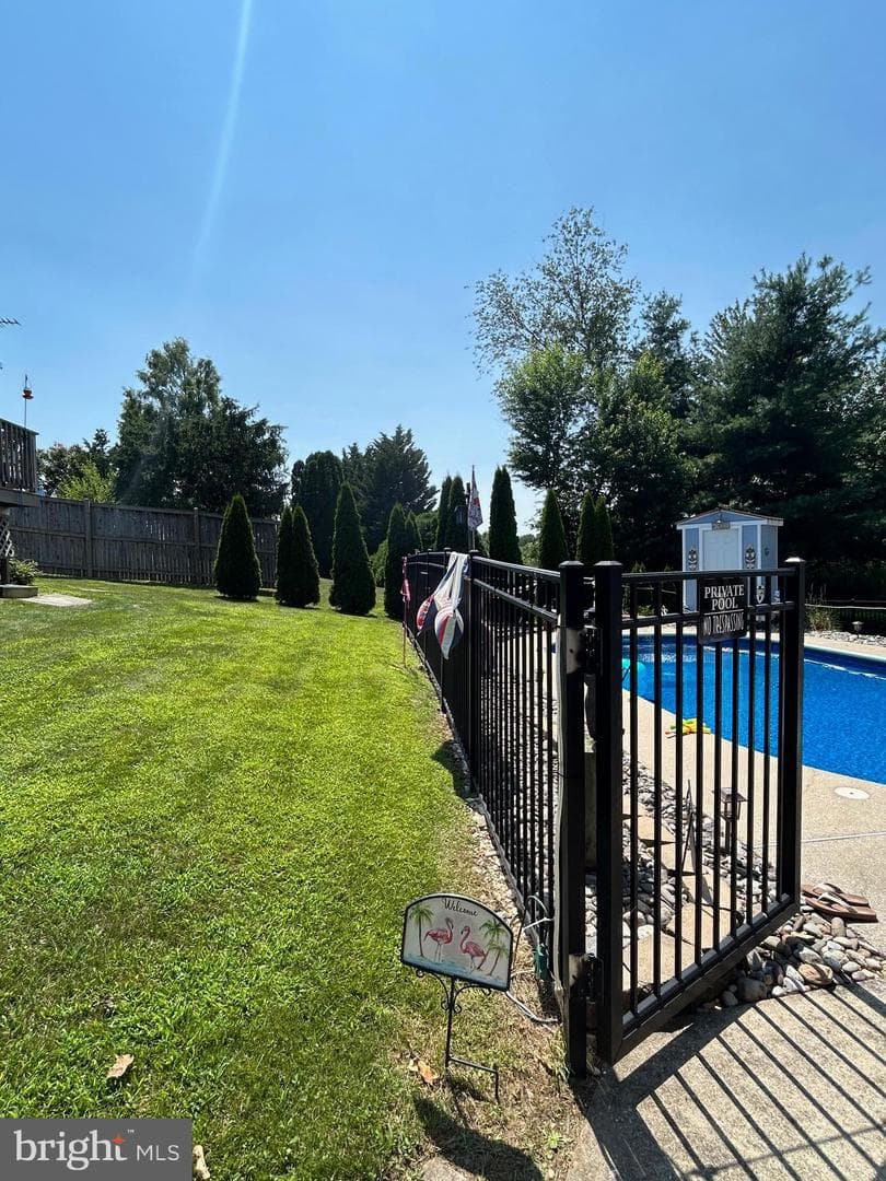 418 London Court photo 52