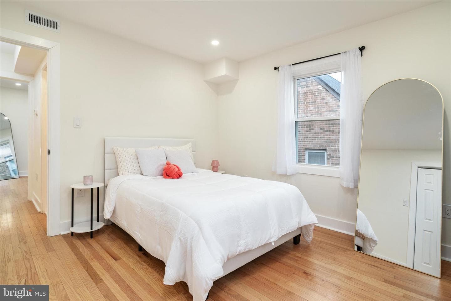 36 E George Street photo 15