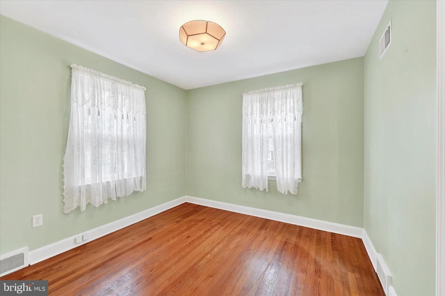 135 Smith Avenue photo 12