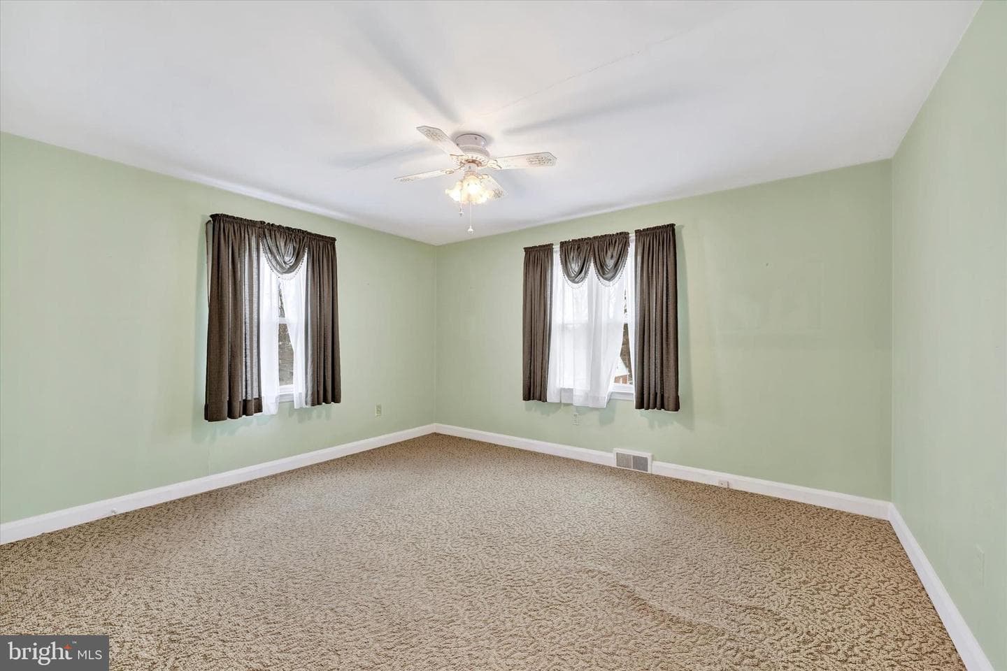 135 Smith Avenue photo 13
