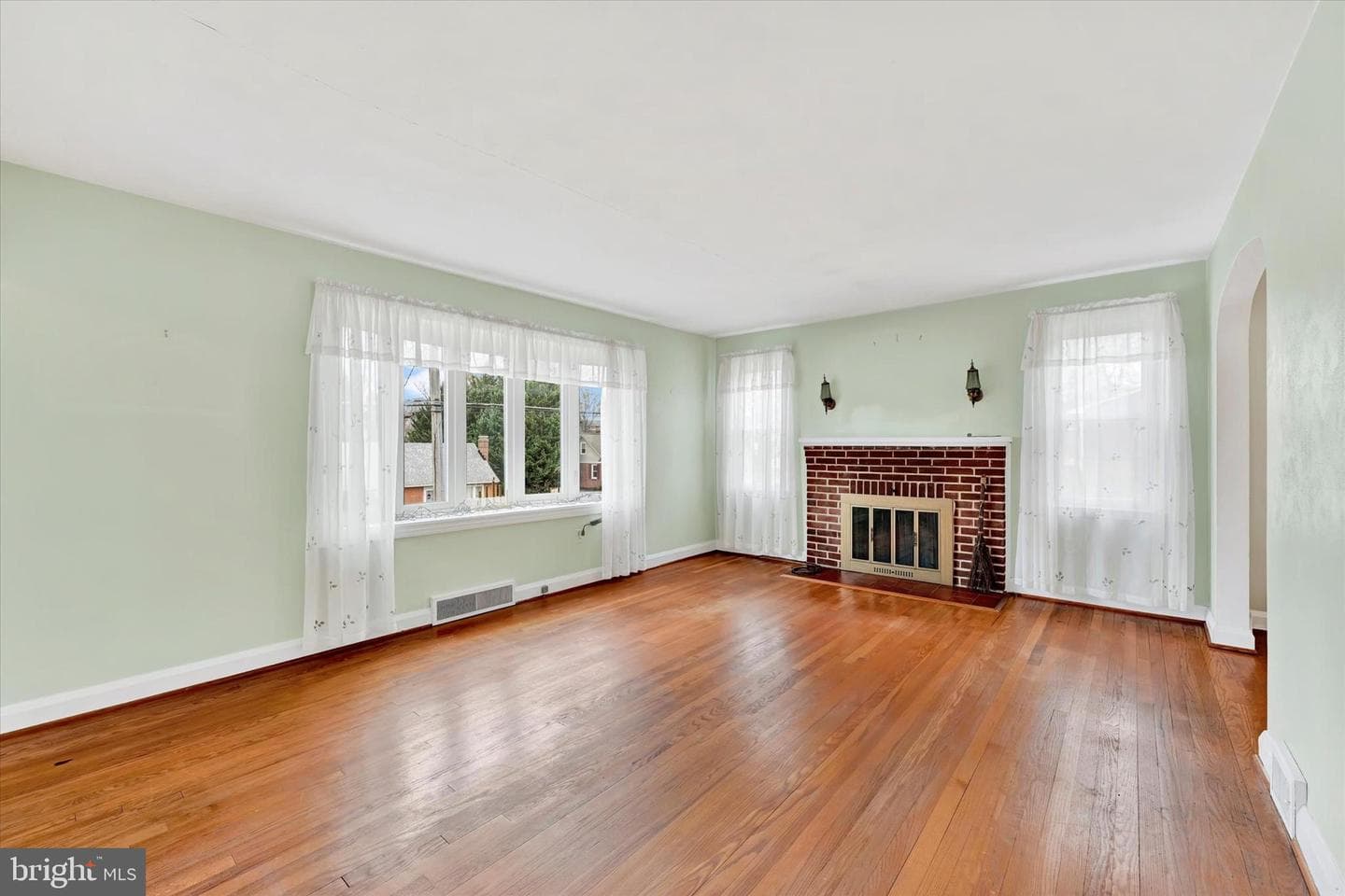 135 Smith Avenue photo 3