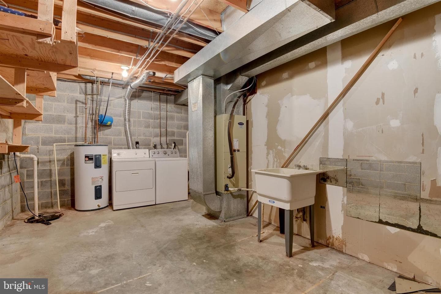 237 Alymer Court photo 15