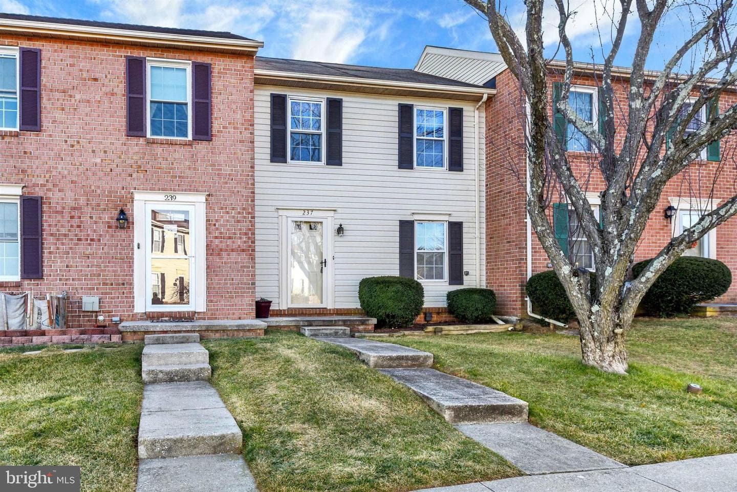 237 Alymer Court photo 2