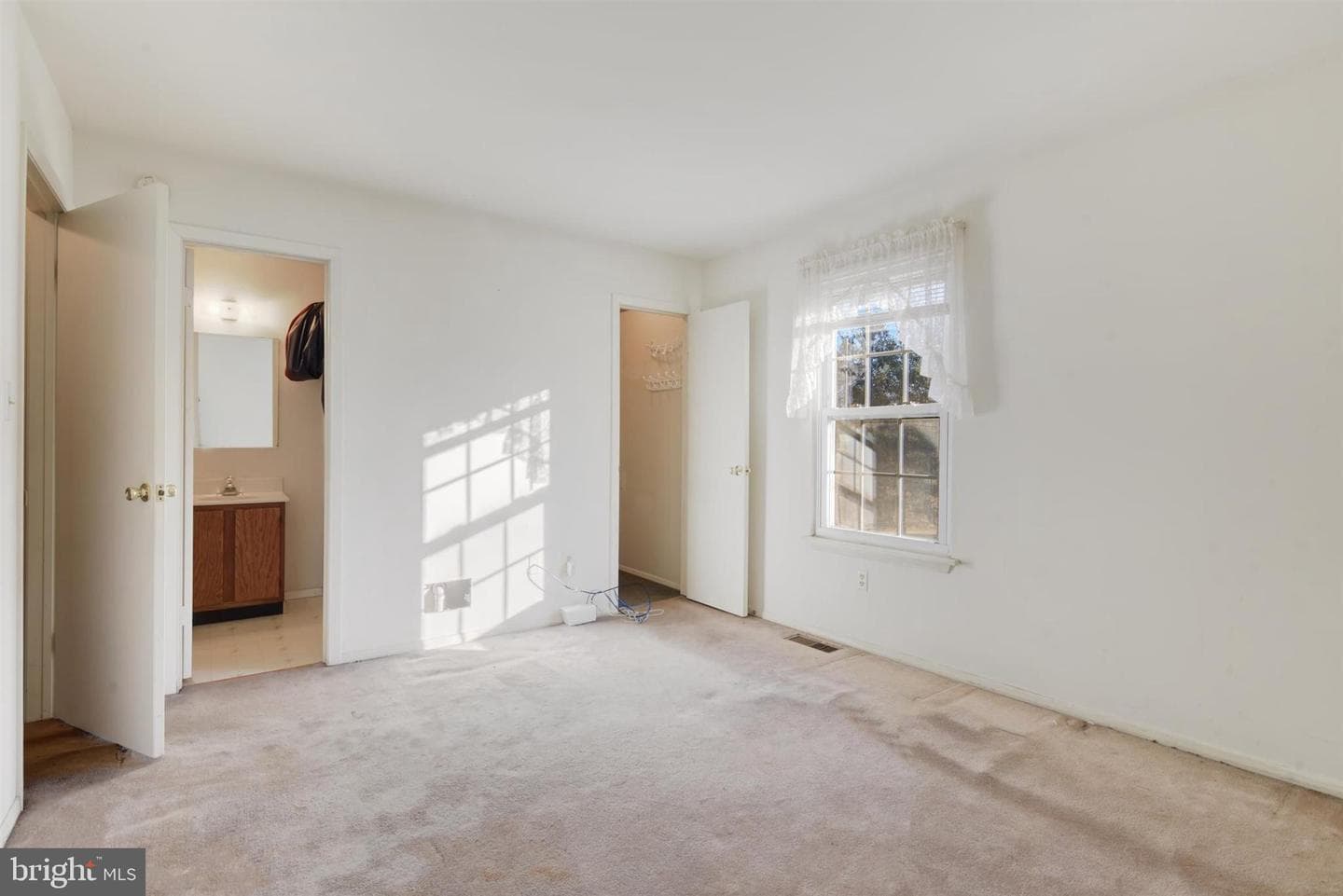 237 Alymer Court photo 8