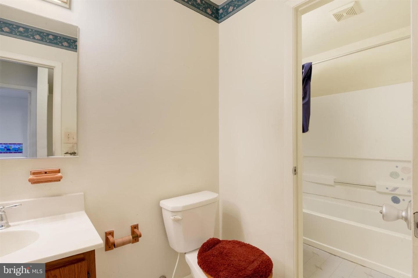 237 Alymer Court photo 9