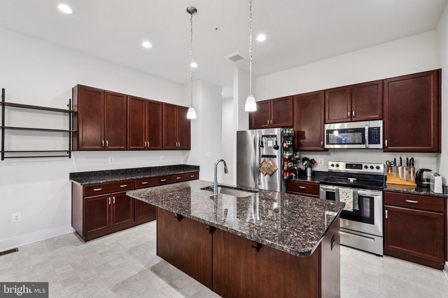 2810 Town View Circle photo 2