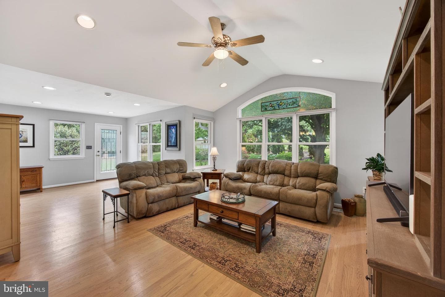 107 White Way photo 13