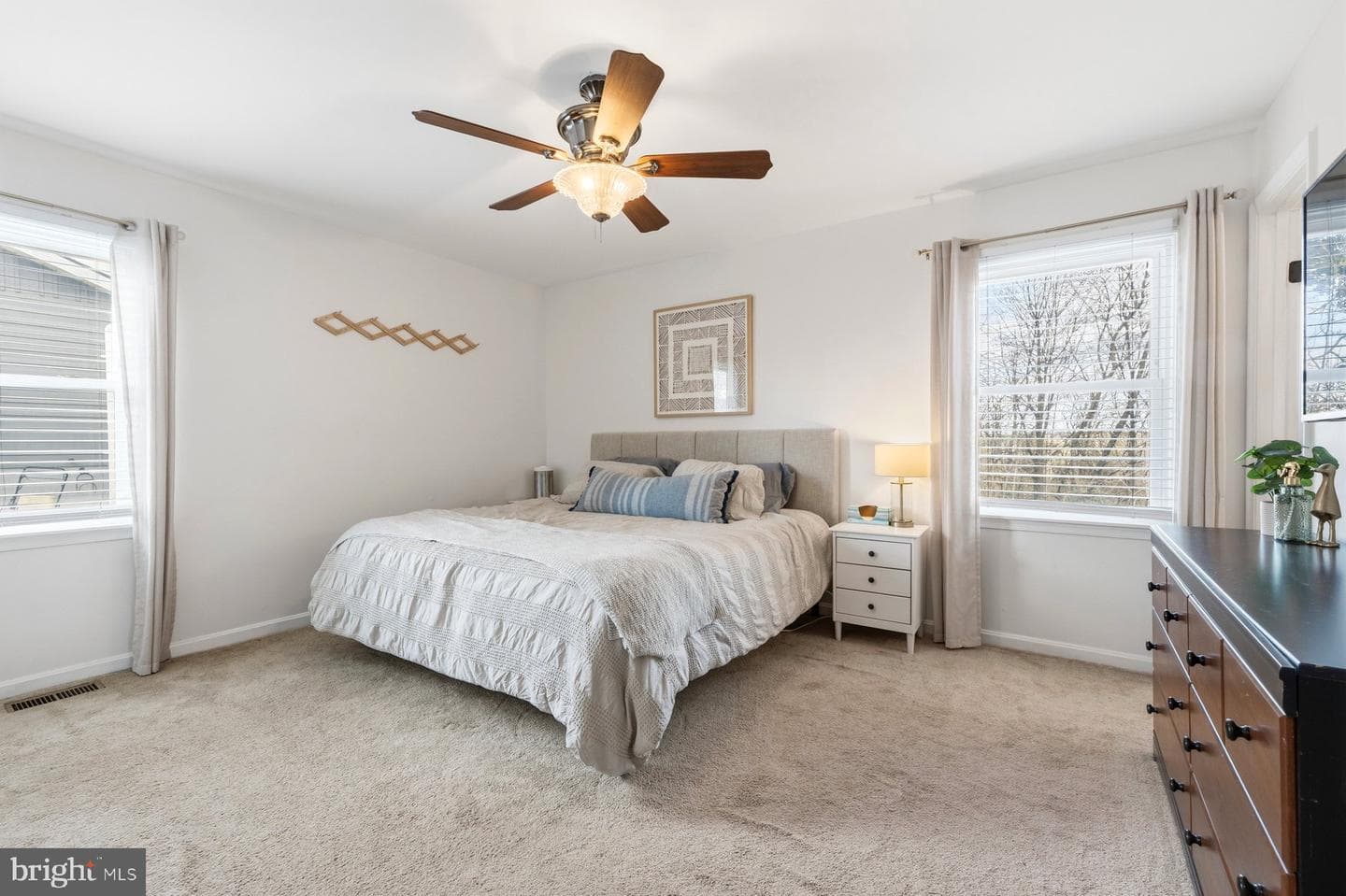 403 E Thomas Street photo 17