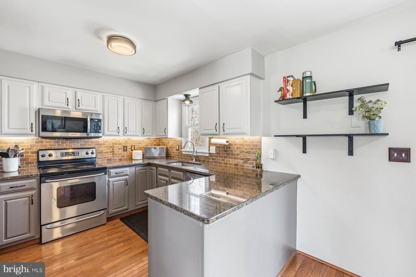 403 E Thomas Street photo 8