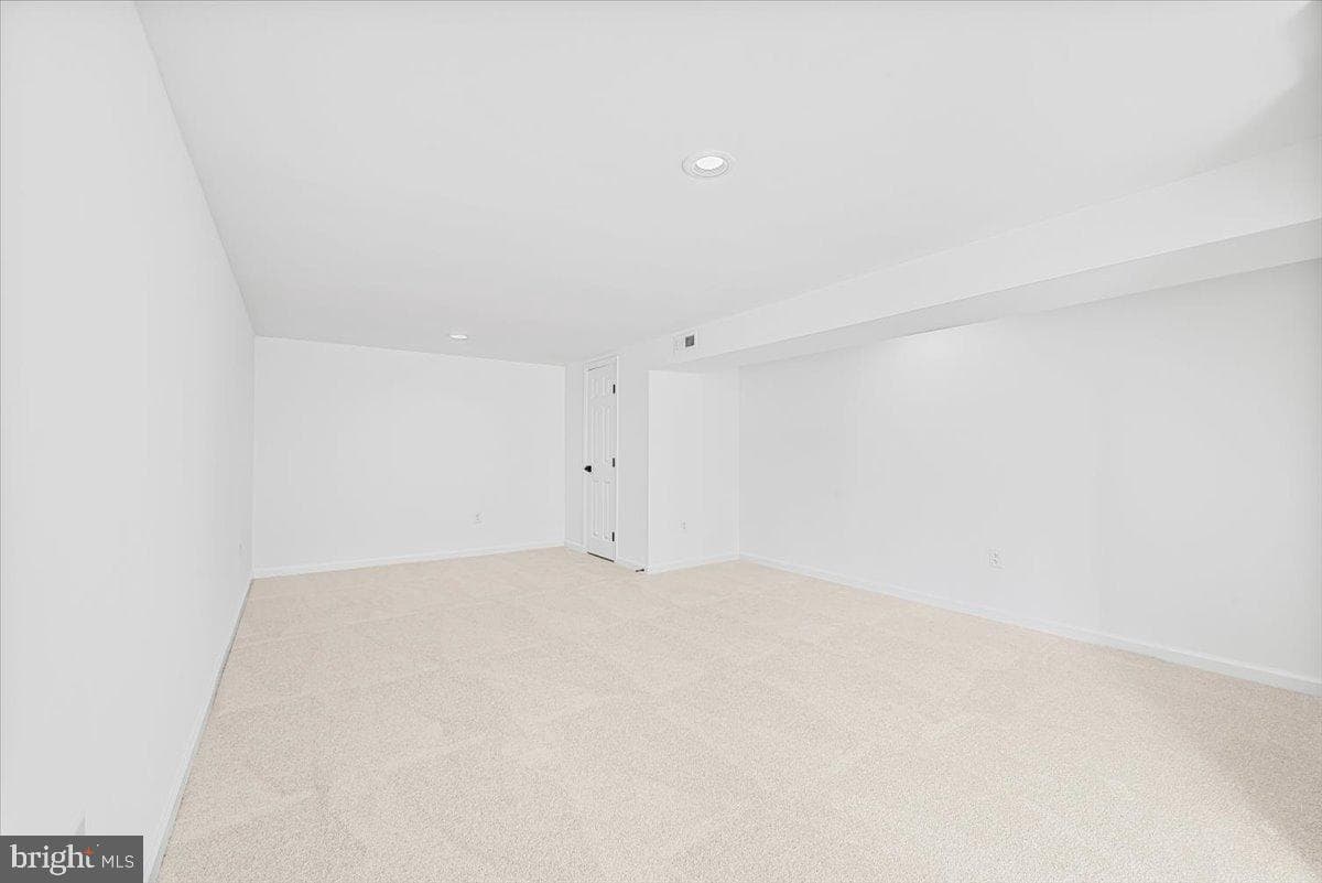 6201 Belmont photo 53