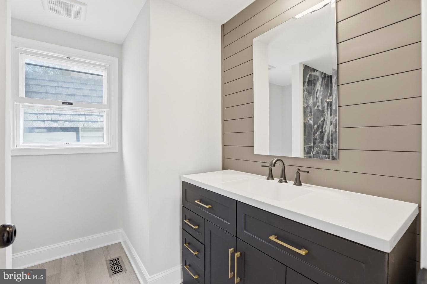 302 E Thomas Street photo 12