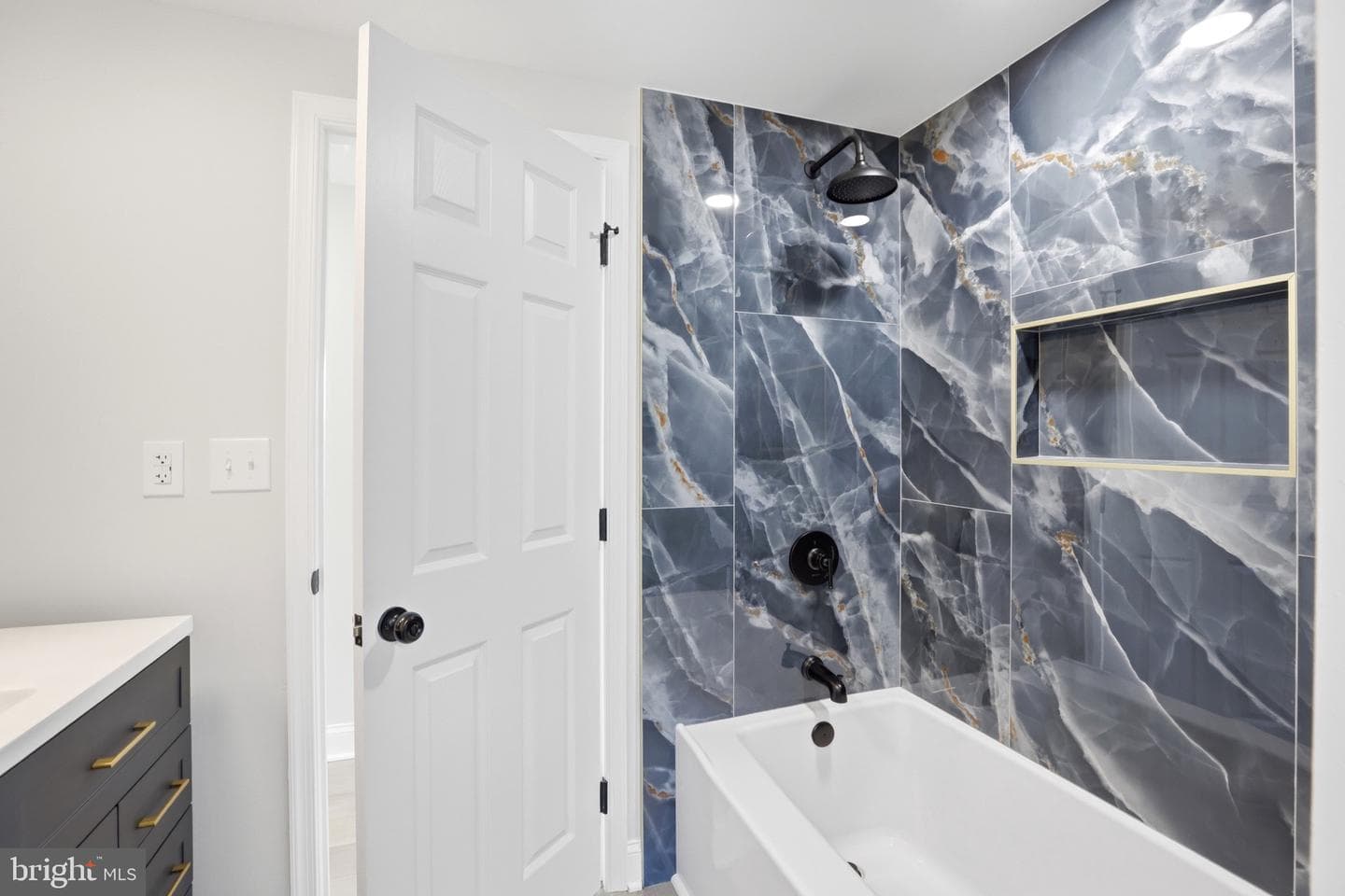 302 E Thomas Street photo 13