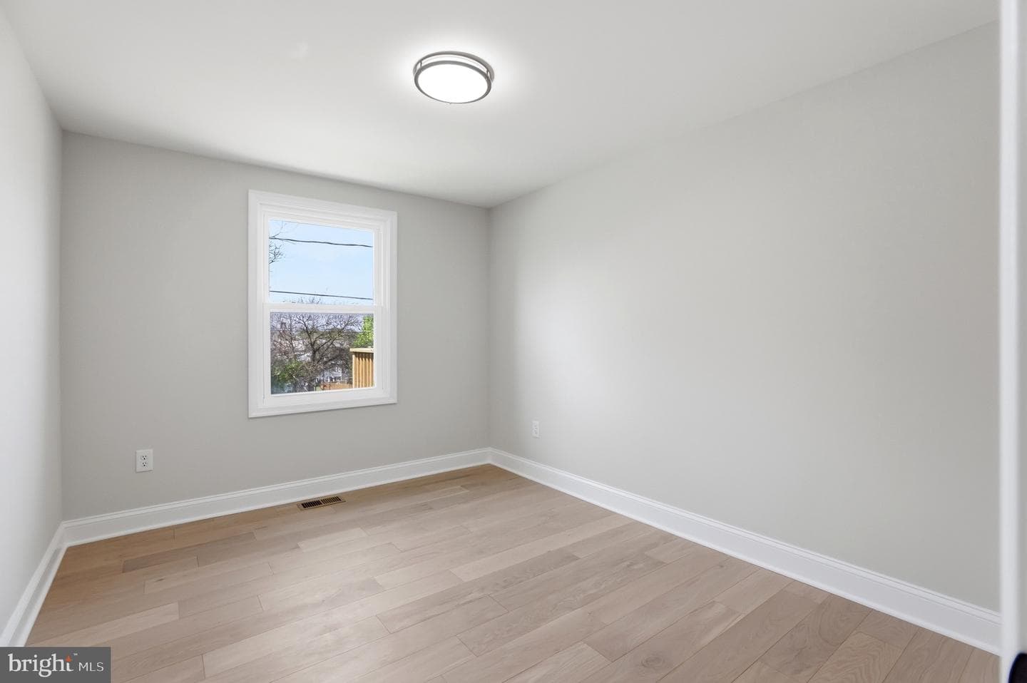 302 E Thomas Street photo 14
