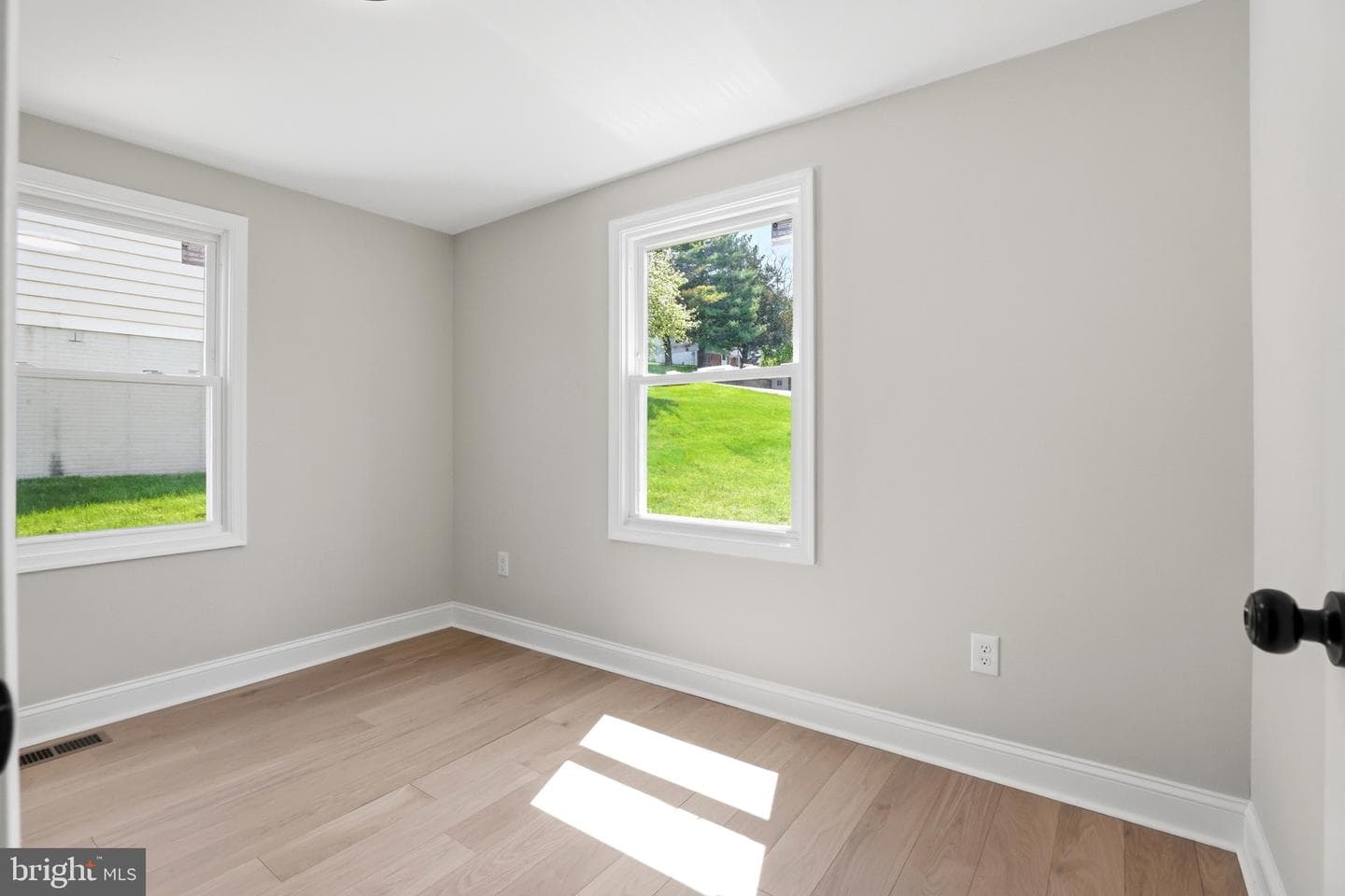 302 E Thomas Street photo 18