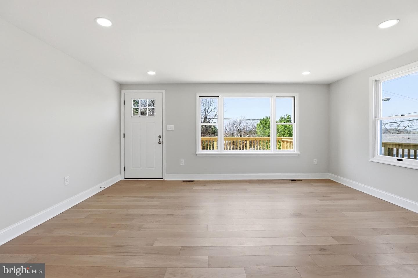 302 E Thomas Street photo 8
