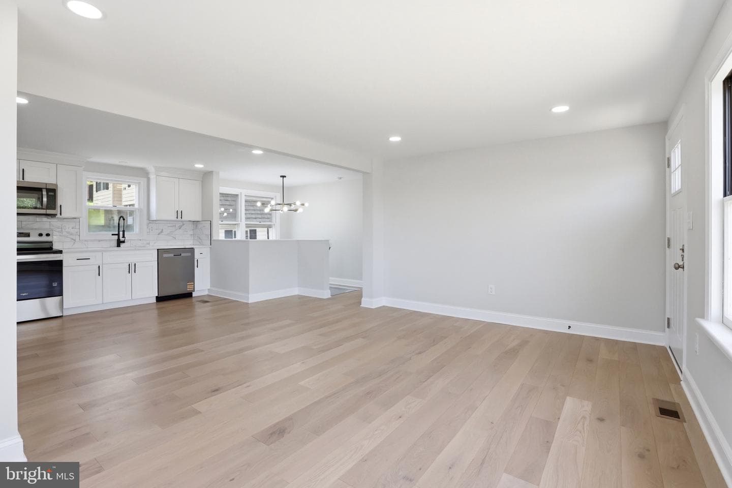 302 E Thomas Street photo 9