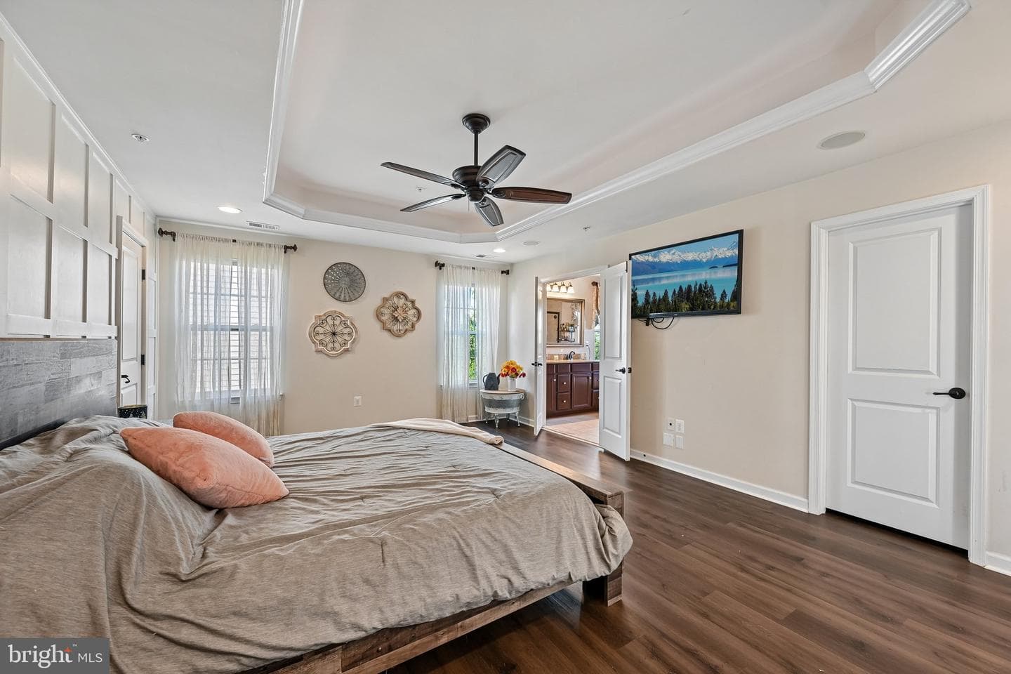 338 Meadow Creek Drive photo 10