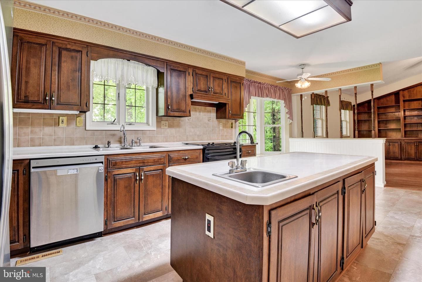 2055 Manchester Road photo 22