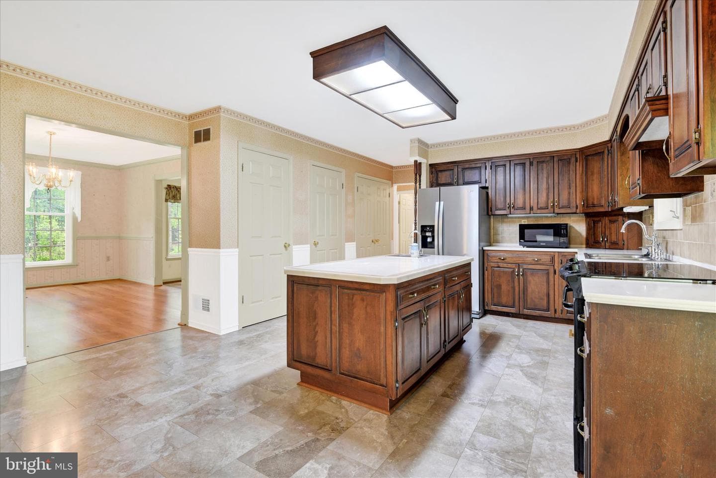 2055 Manchester Road photo 23
