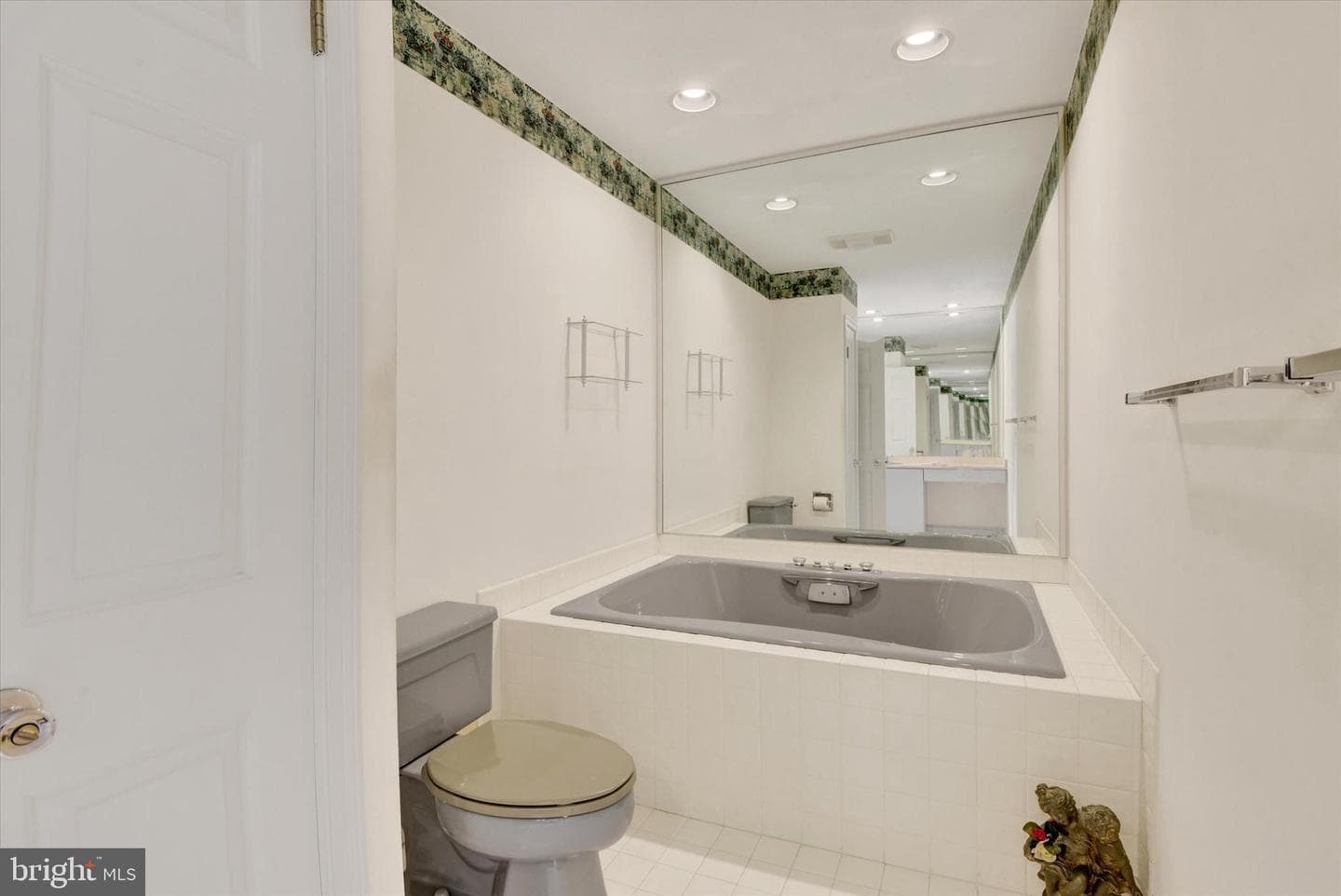 1645 Saint Paul Street photo 32