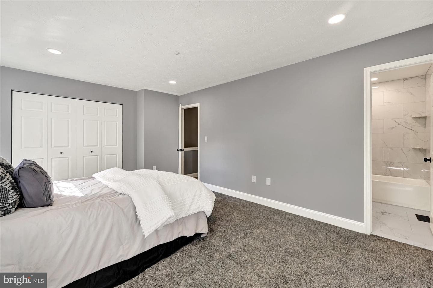 711 Medinah Circle photo 25