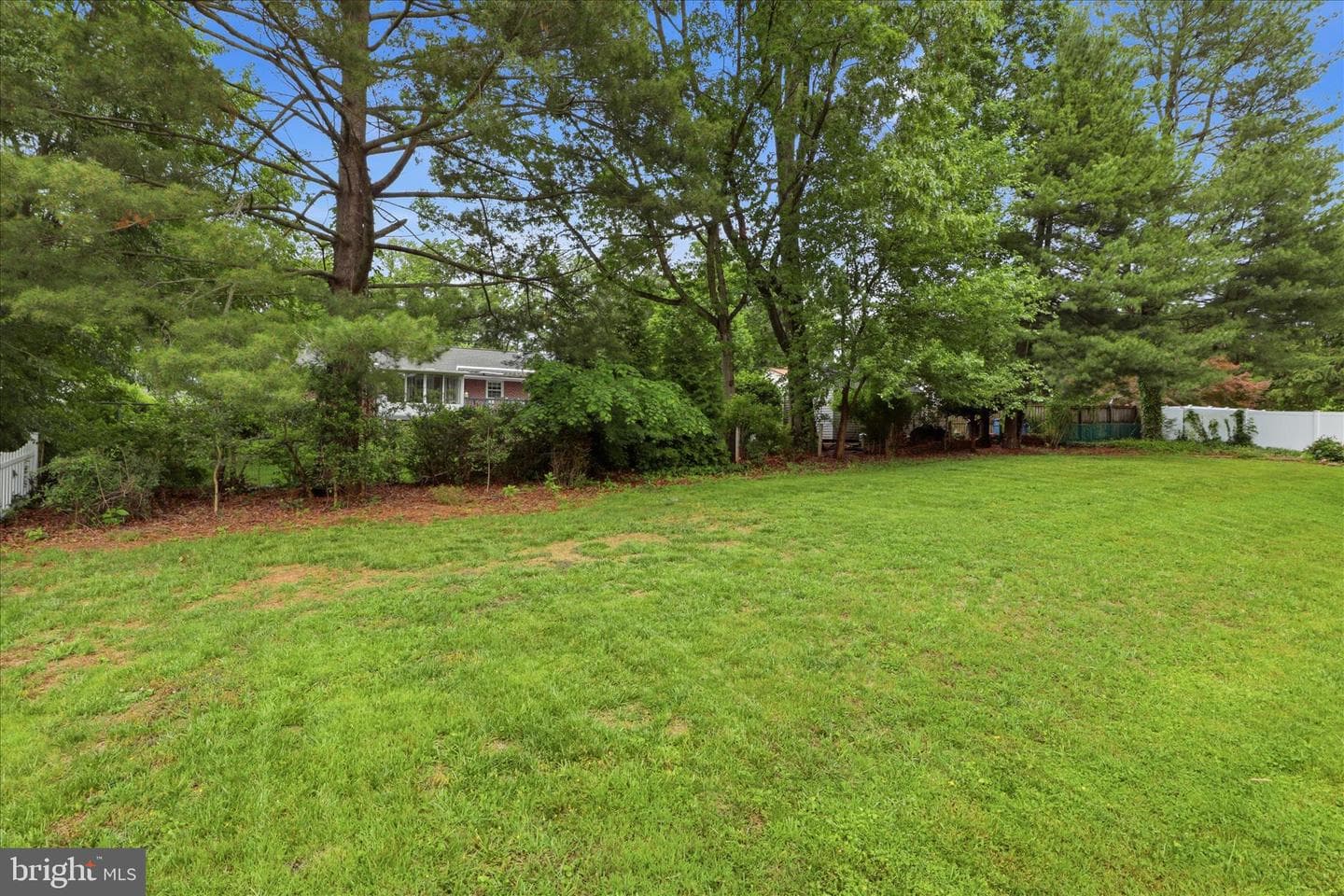 912 Hallford Street photo 34