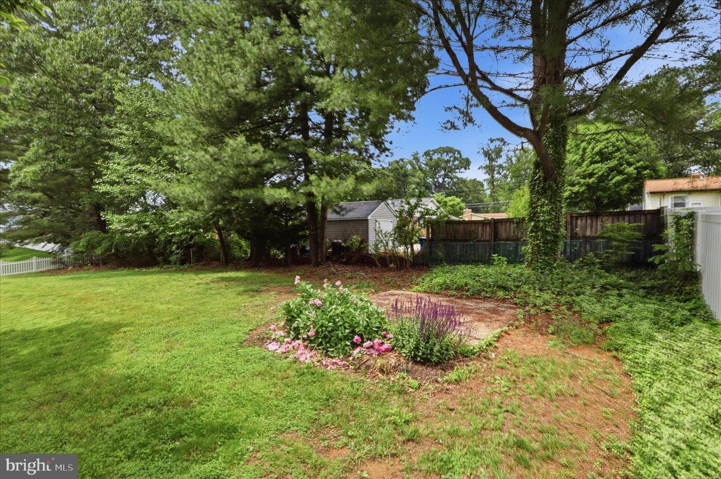 912 Hallford Street photo 35