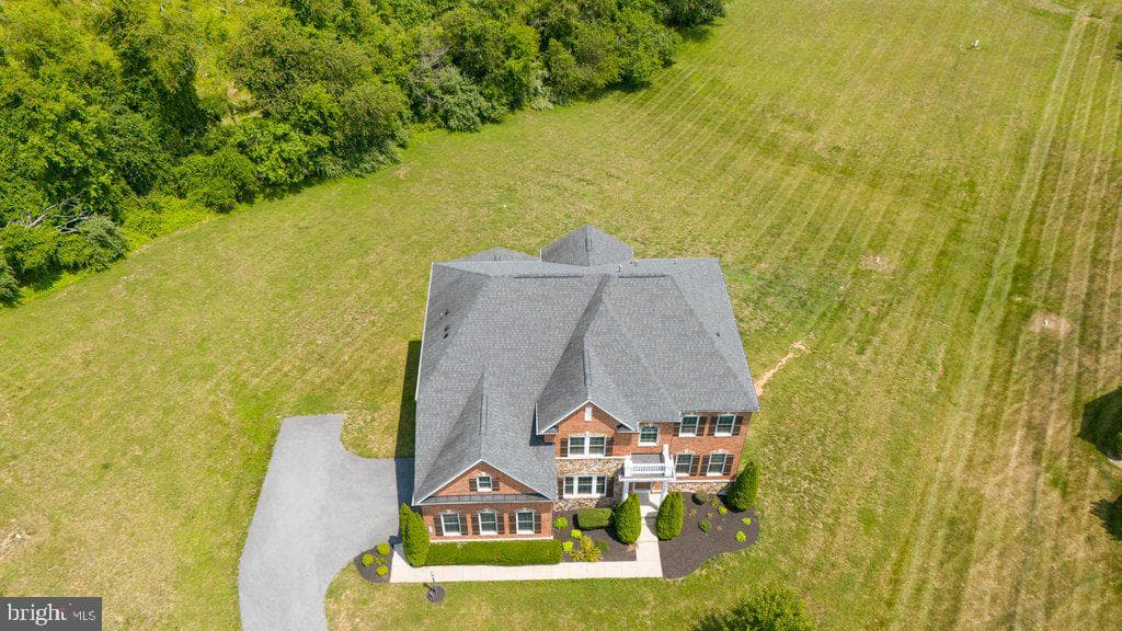 555 Parkland Road photo 4