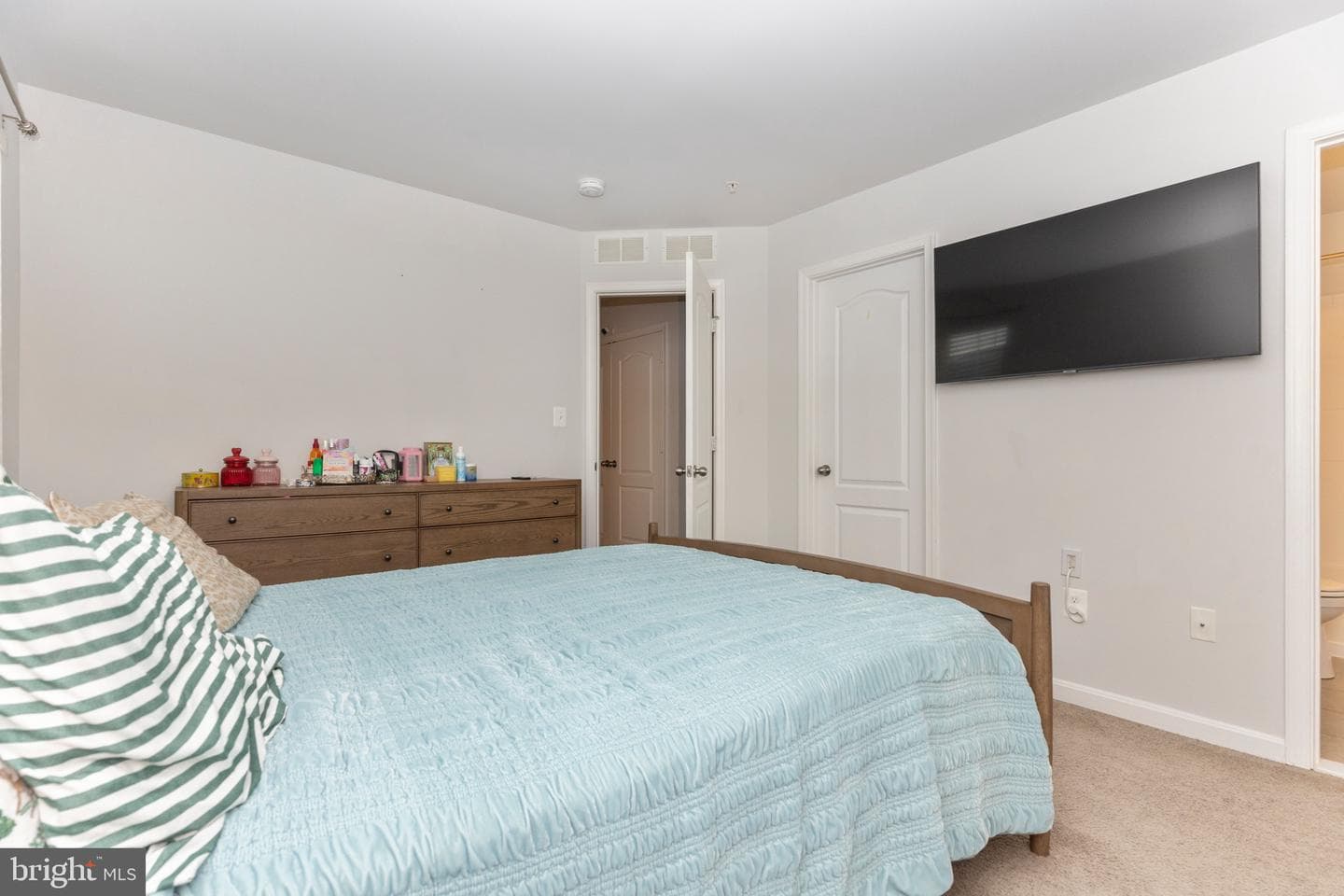 300 Carbine Street photo 17