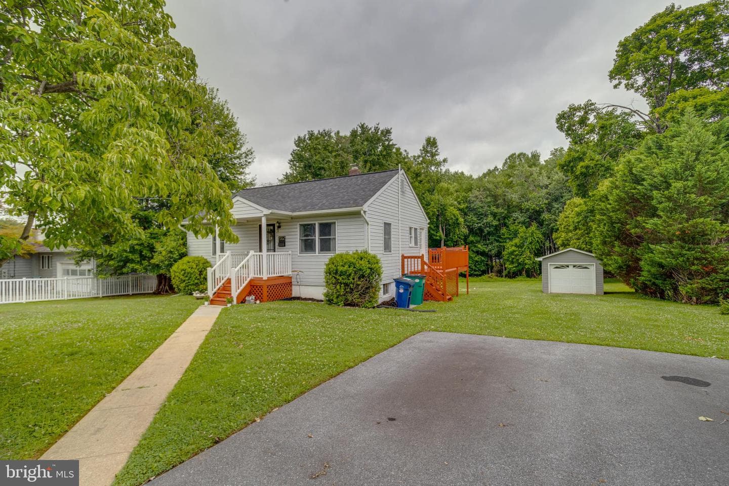 2552 Arthur Avenue photo 2