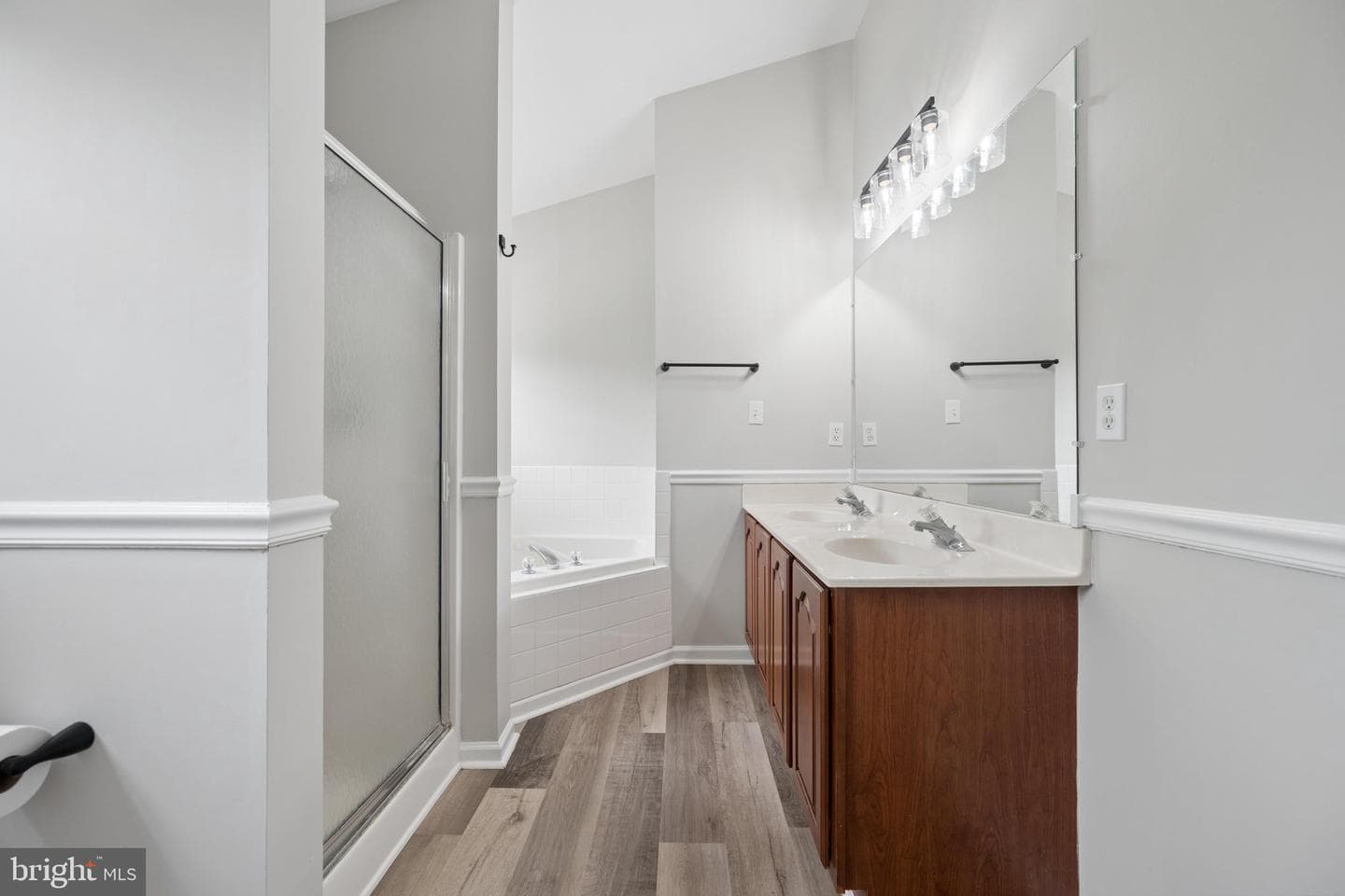 207 Bentley Street photo 44