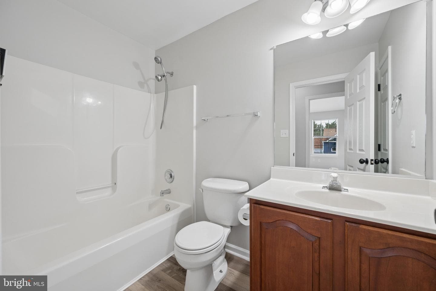 207 Bentley Street photo 56