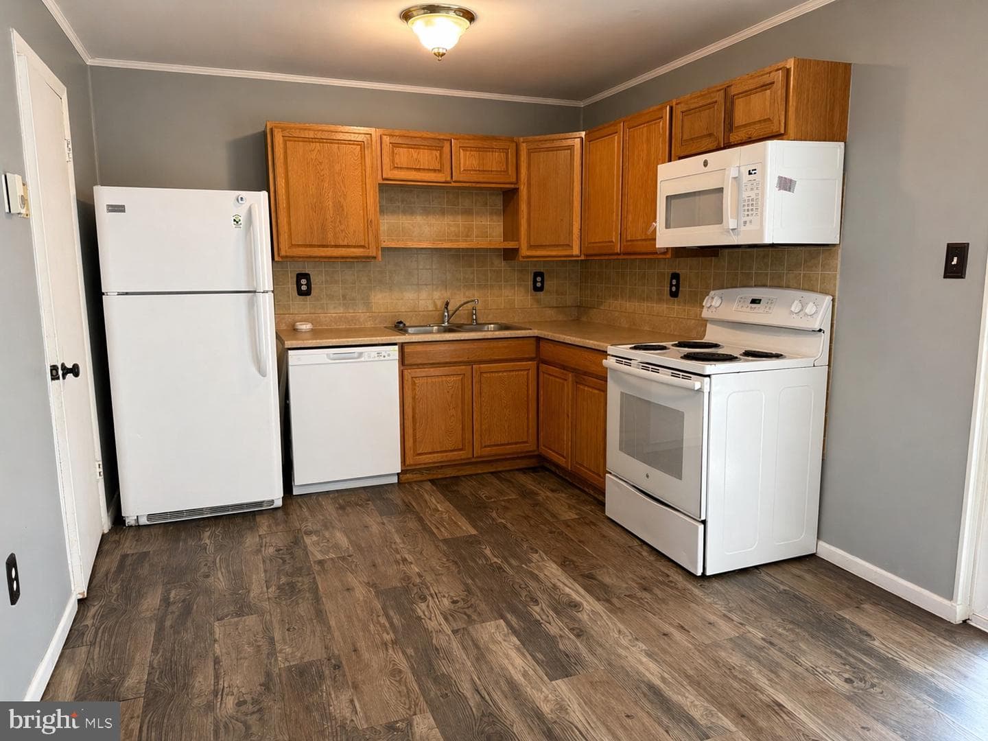 75 Grand Drive photo 3