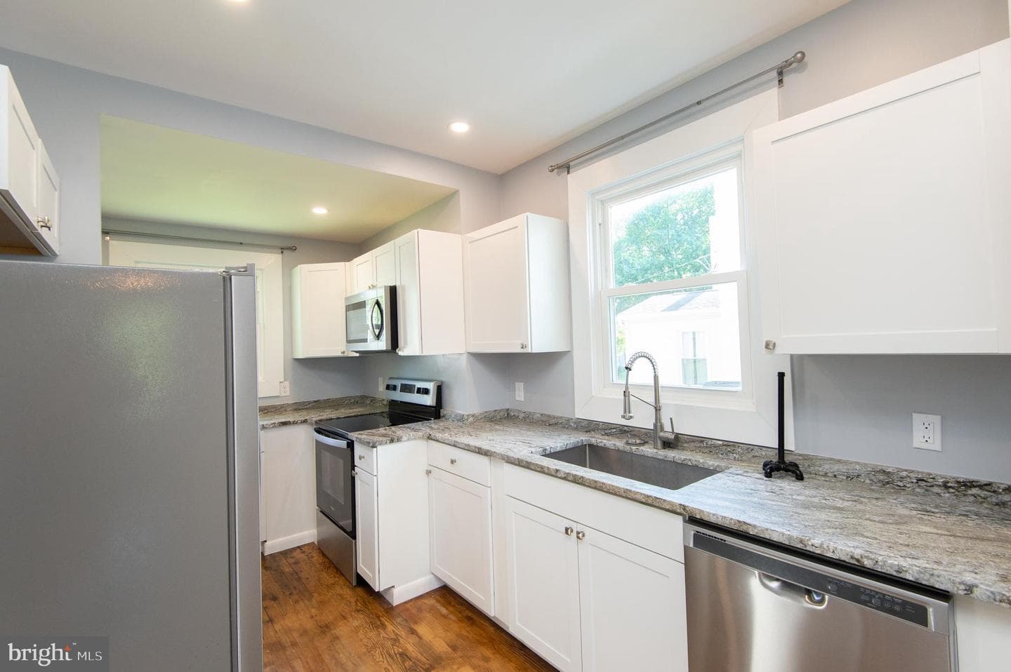 417 Bayly Avenue photo 11