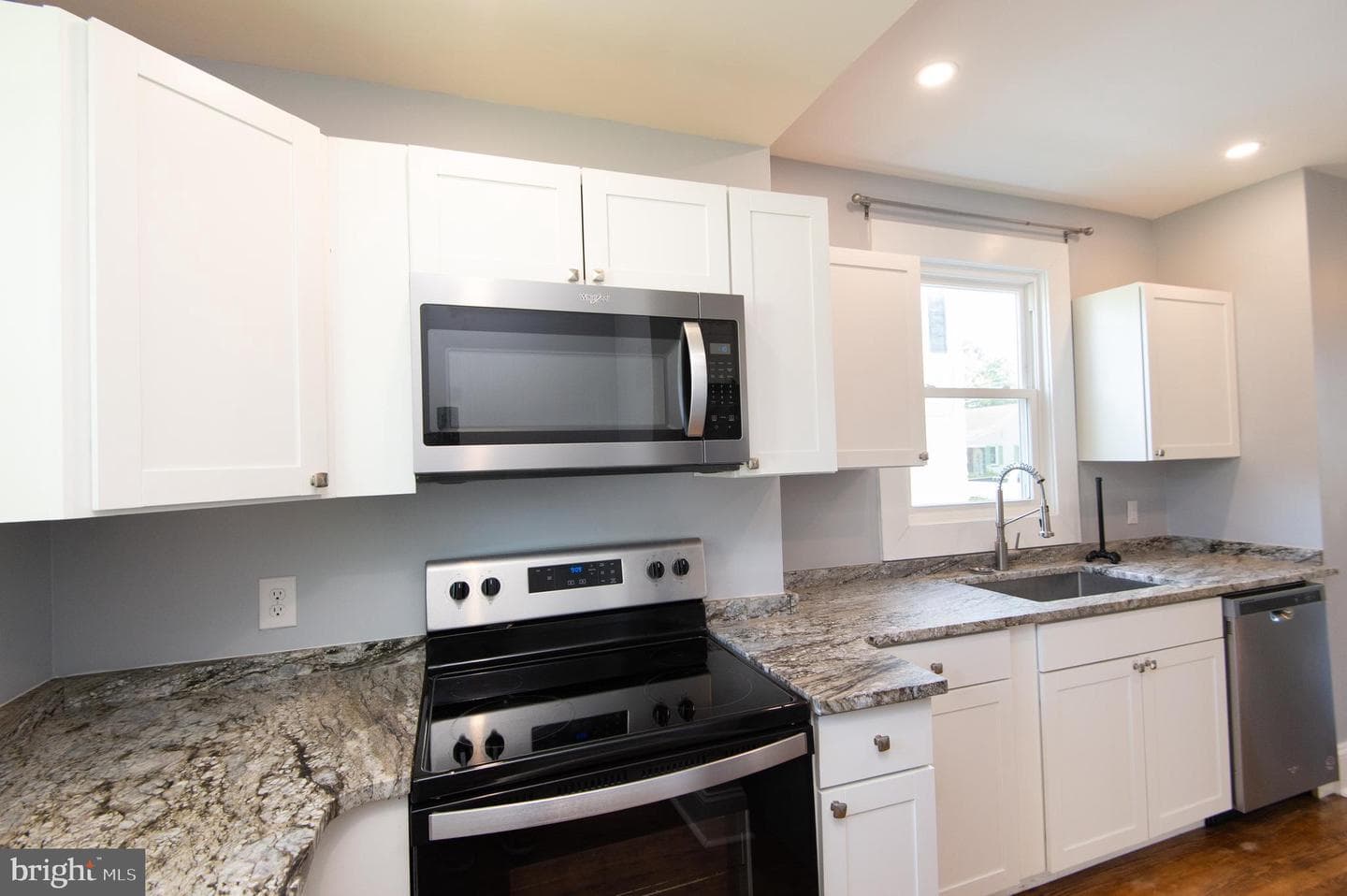 417 Bayly Avenue photo 13