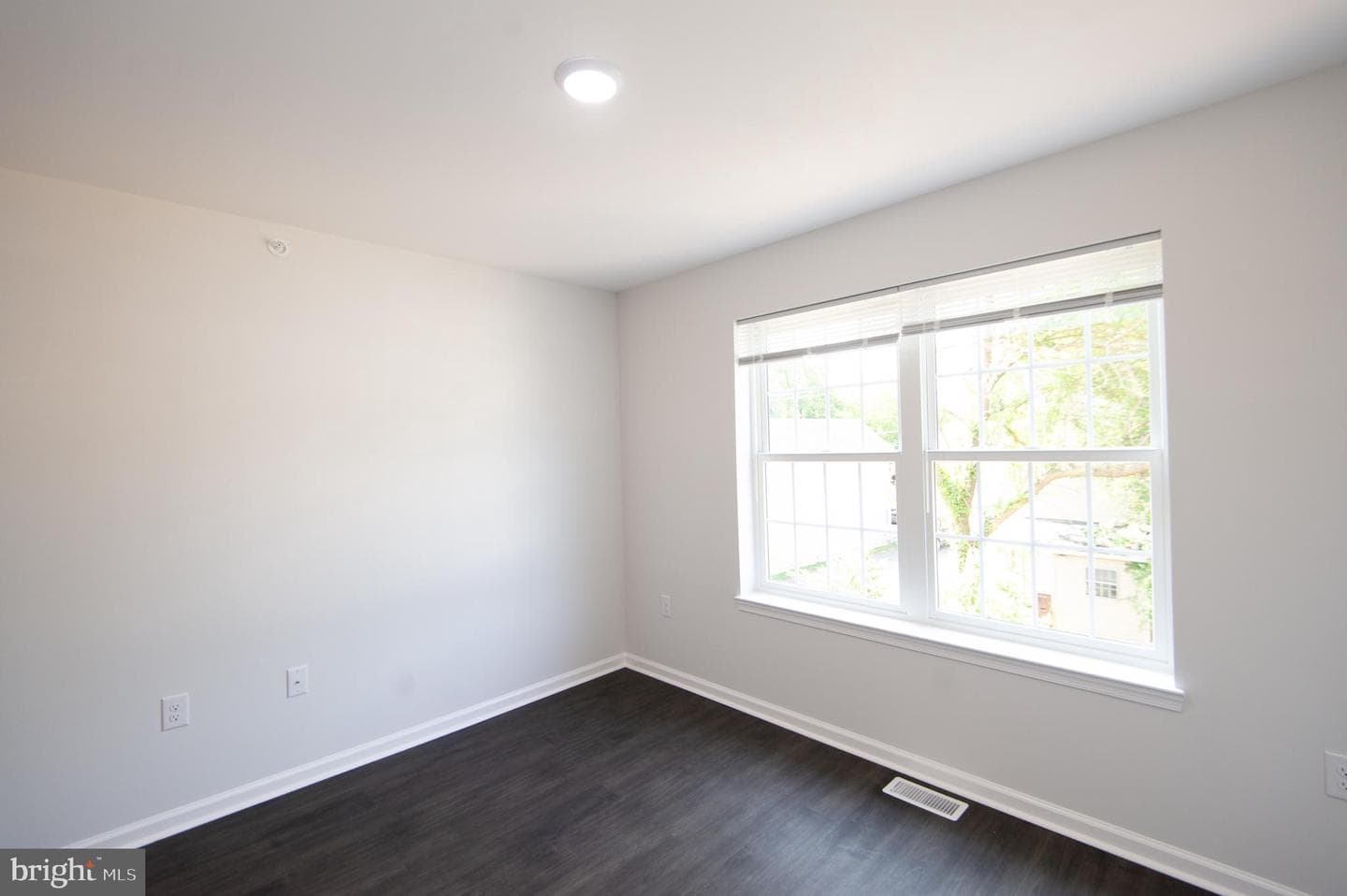 636 Douglas Street photo 23
