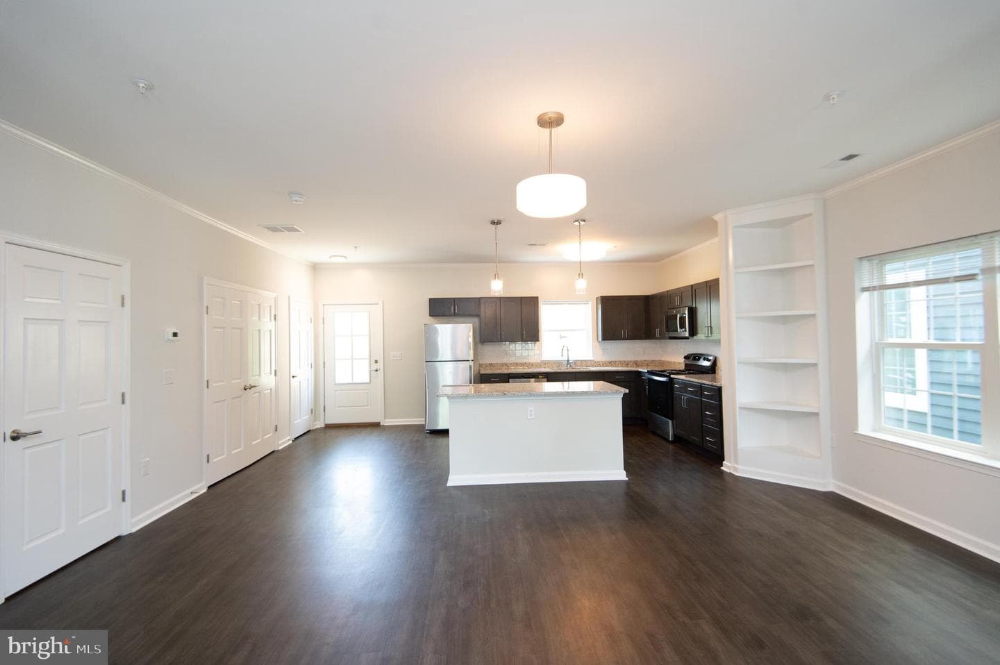 636 Douglas Street photo 4