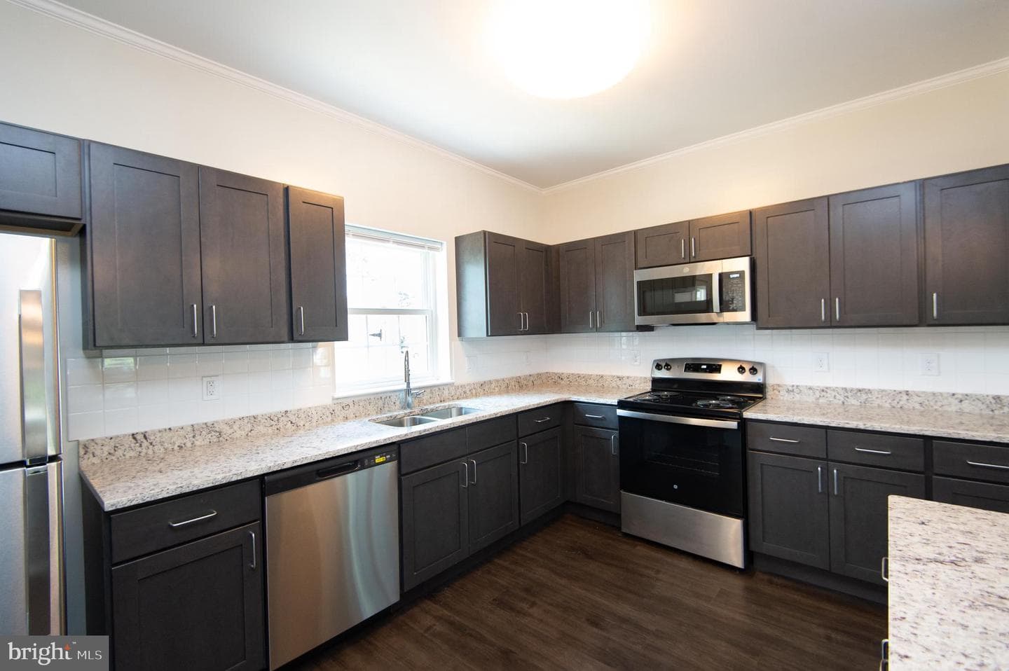 636 Douglas Street photo 8