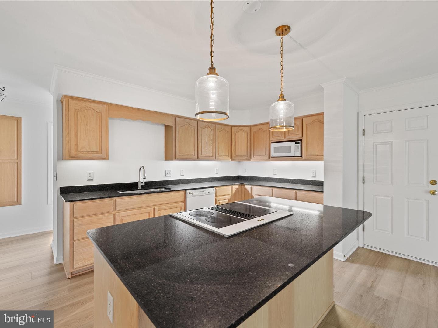 206 Bayview Avenue photo 8