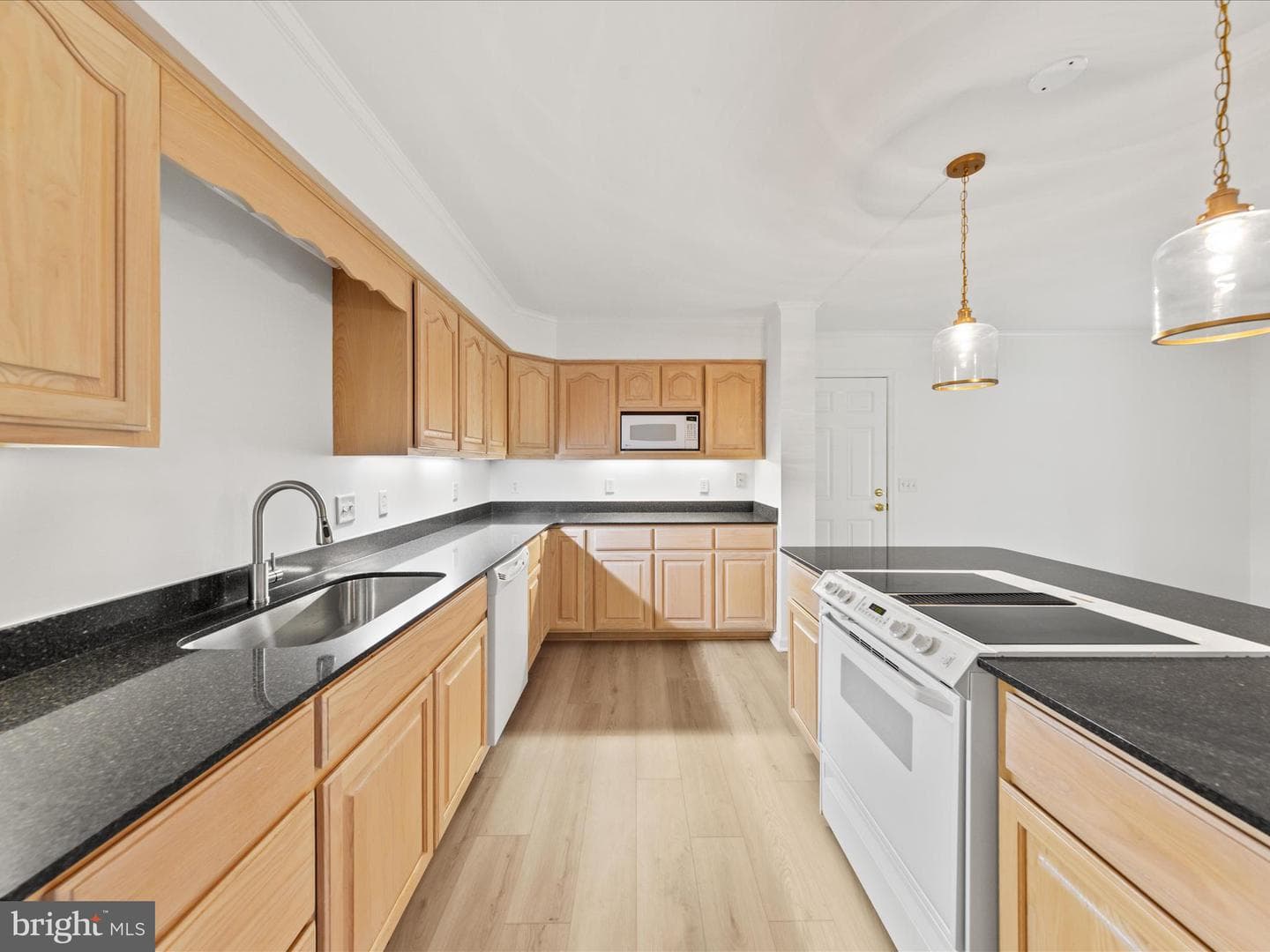 206 Bayview Avenue photo 9