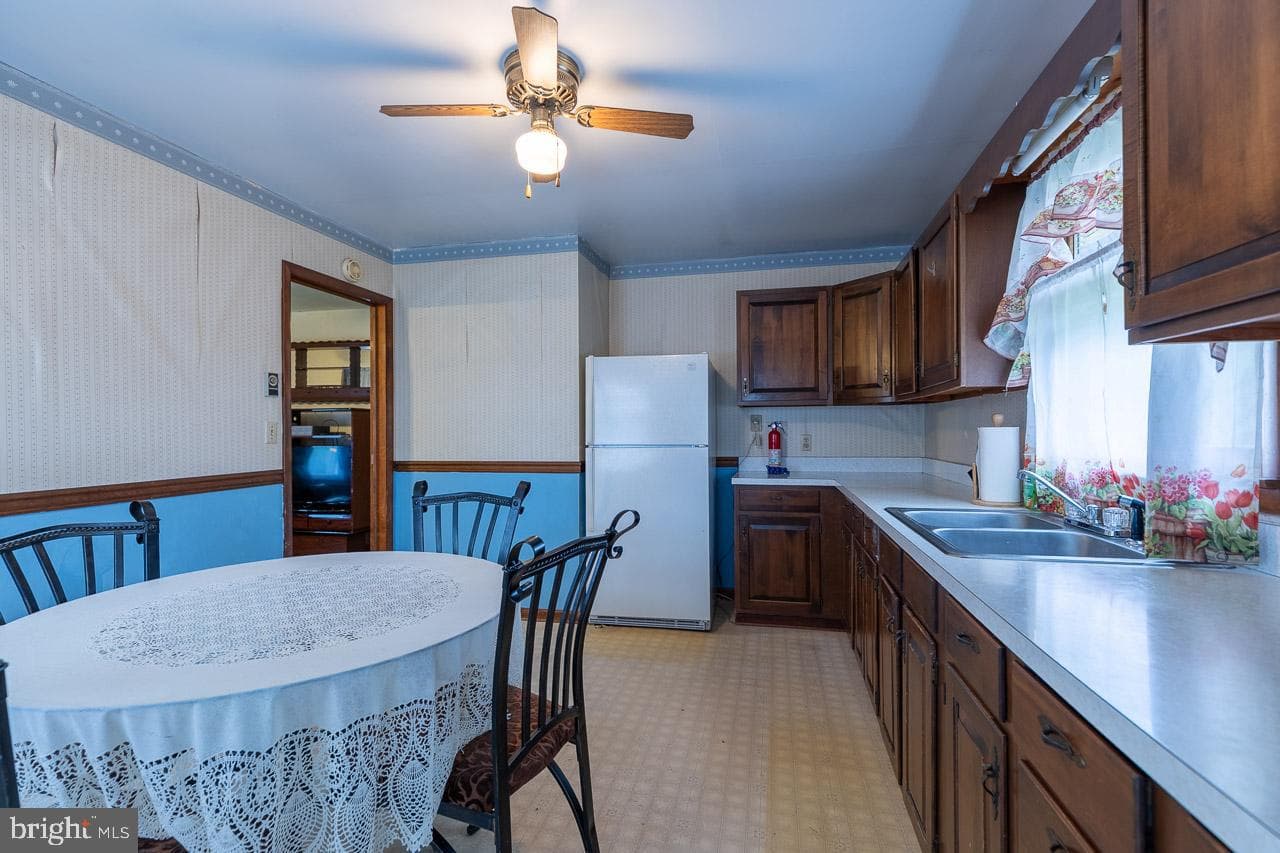 304 Collins Avenue photo 35