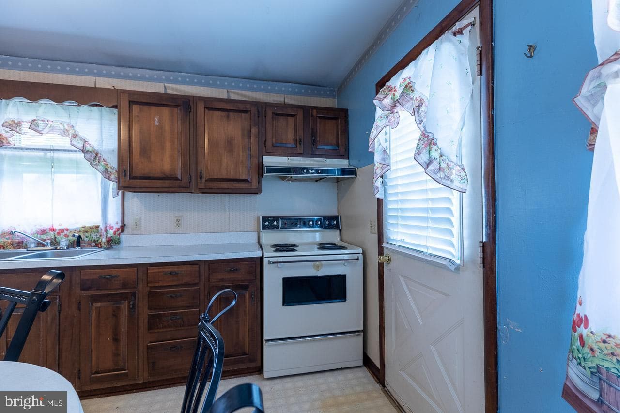 304 Collins Avenue photo 37