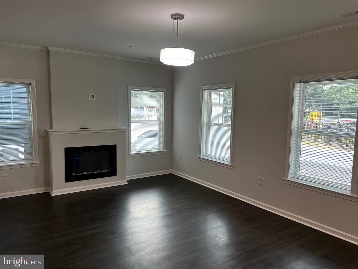 634 Douglas Street photo 3