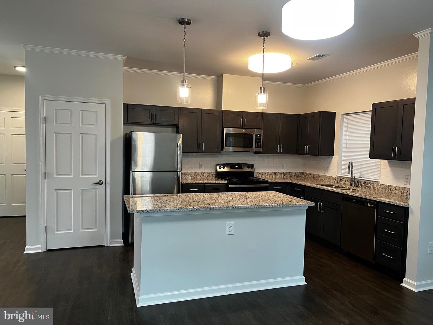 634 Douglas Street photo 6