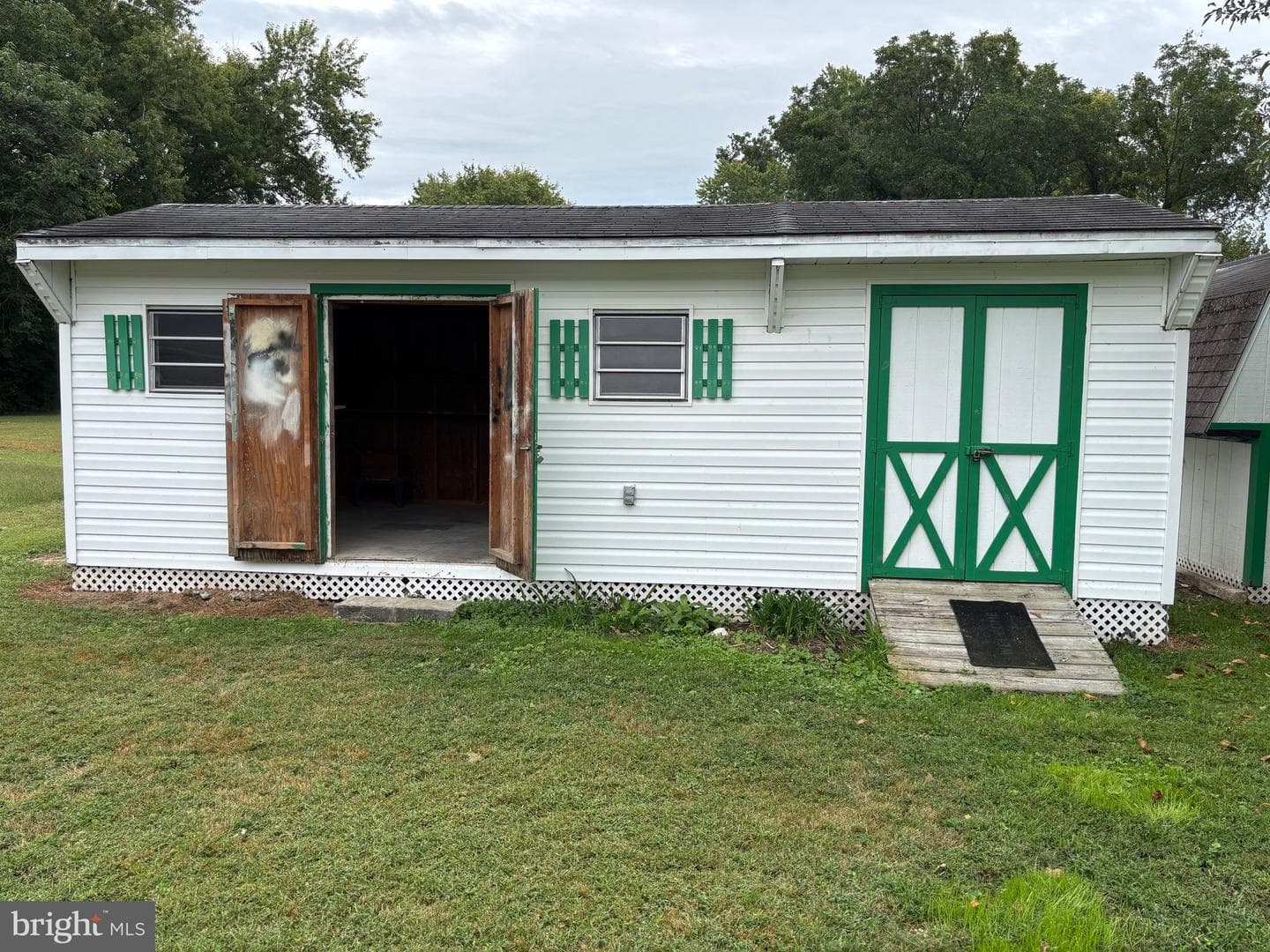 302 Nathans Avenue photo 40