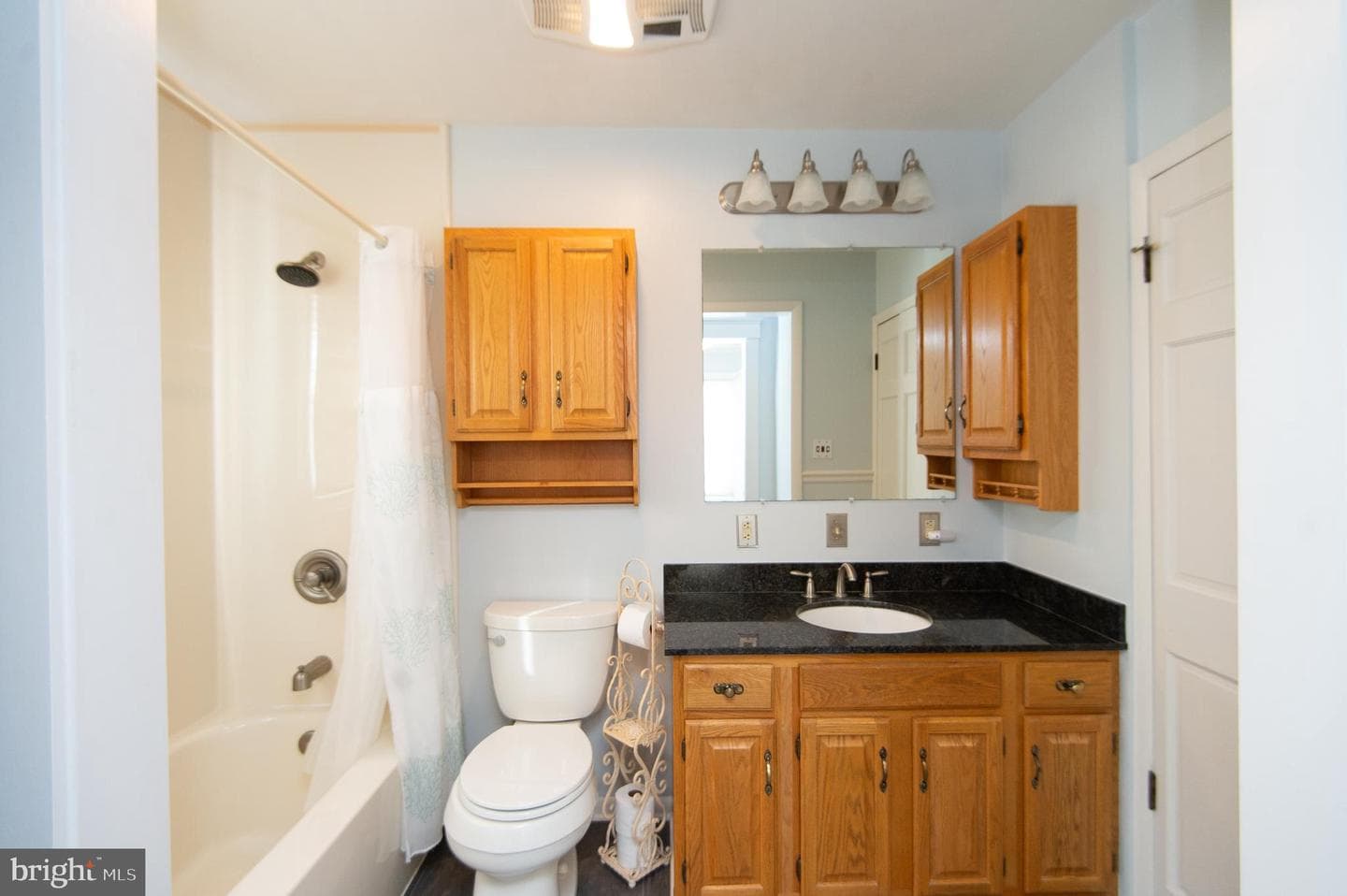 409 Bayly Avenue photo 27