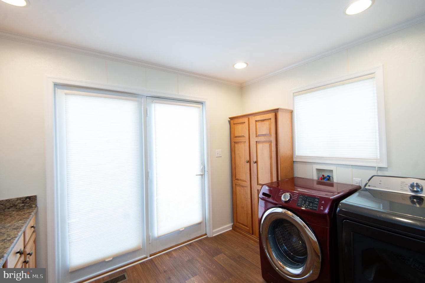 409 Bayly Avenue photo 28